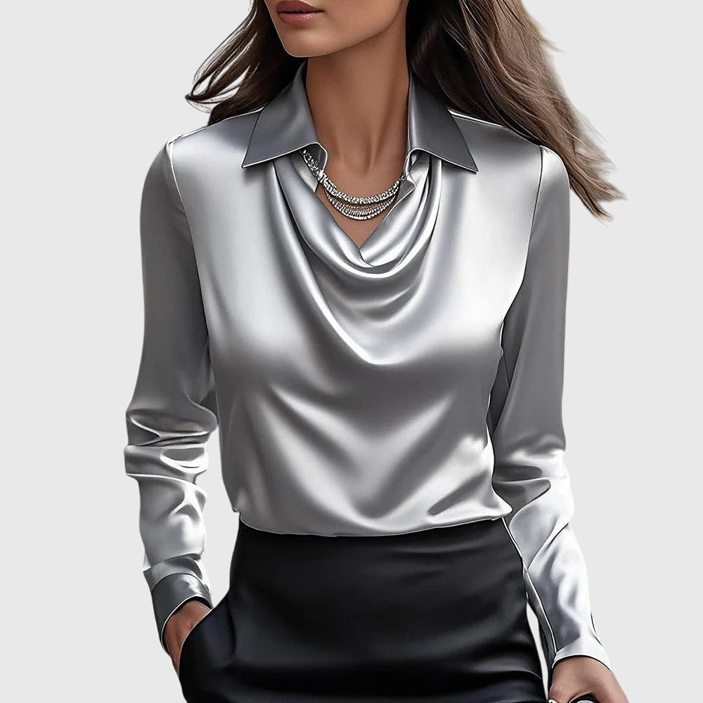Sylvie™ | Luksuriøs, glansfuld bluse med plisseret hals