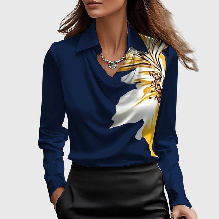 Sylvie™ | Luksuriøs, glansfuld bluse med plisseret hals
