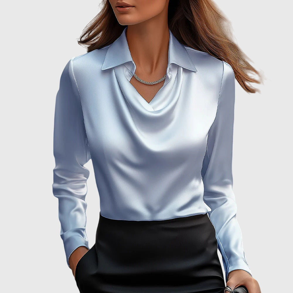 Sylvie™ | Luksuriøs, glansfuld bluse med plisseret hals