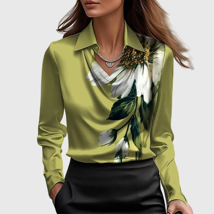 Sylvie™ | Luksuriøs, glansfuld bluse med plisseret hals