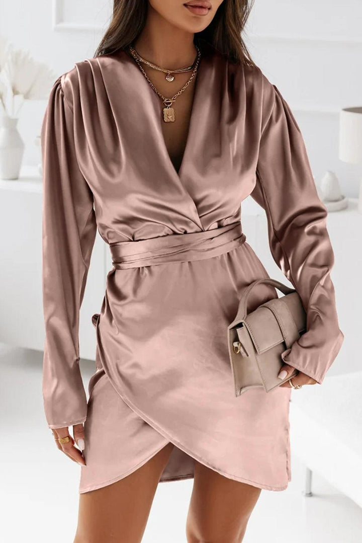 Vilma™ | Satin Mini Kjole med Ruching og V-hals