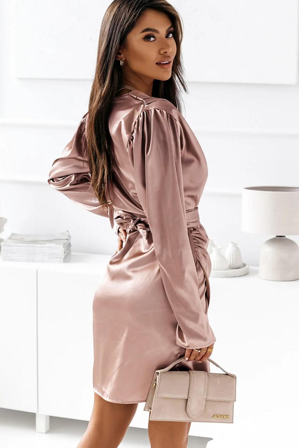 Vilma™ | Satin Mini Kjole med Ruching og V-hals