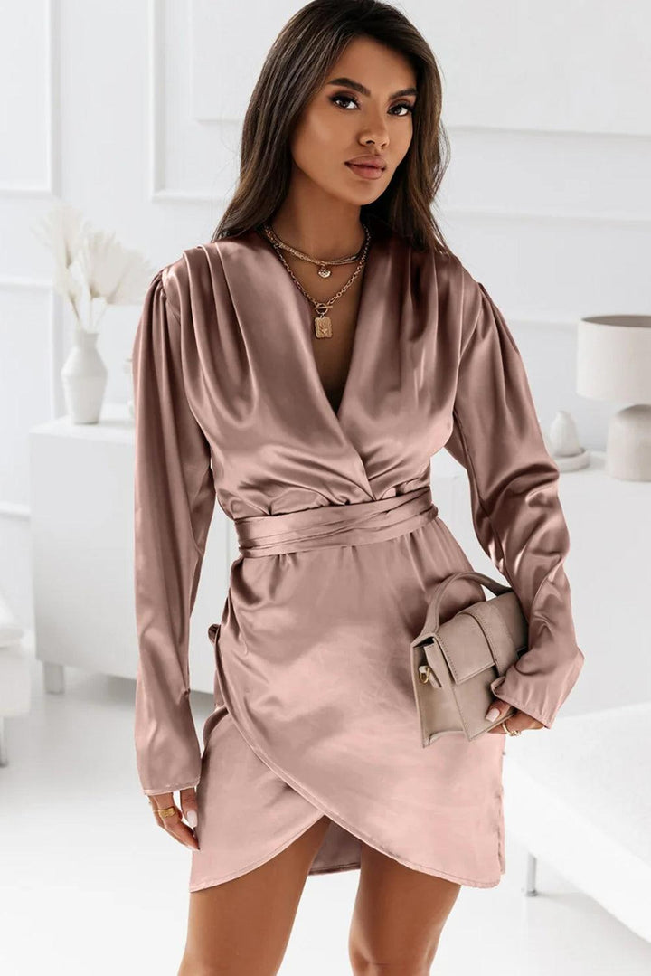 Vilma™ | Satin Mini Kjole med Ruching og V-hals